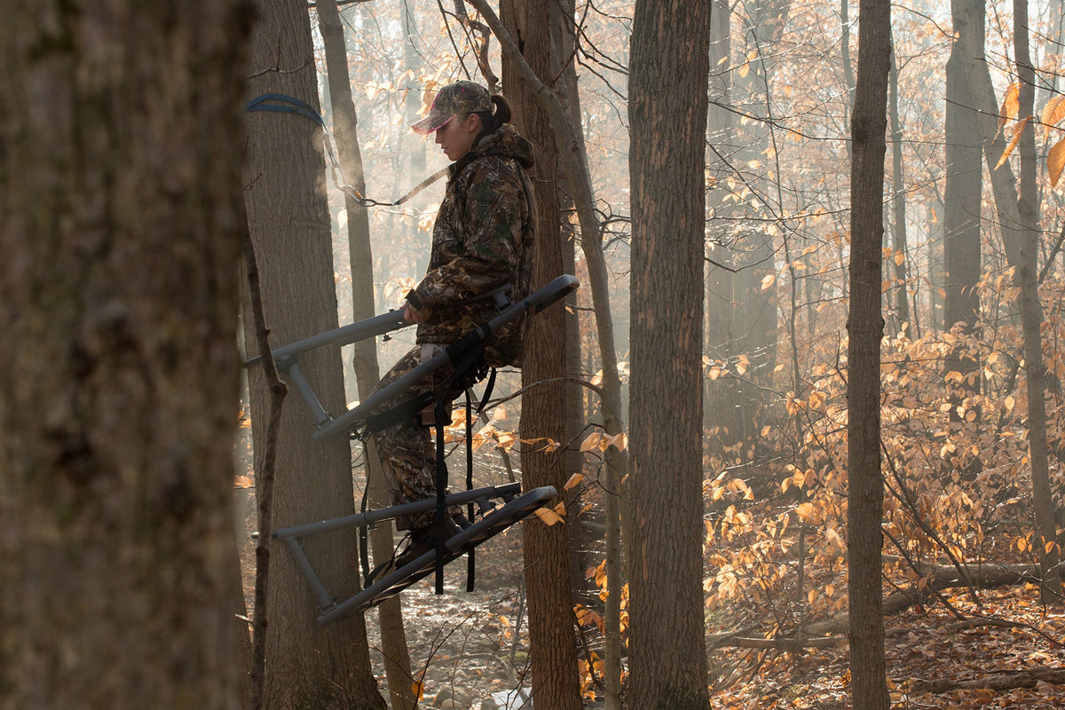 Steel Climbing Stand with 21" Wide Net Seat D180