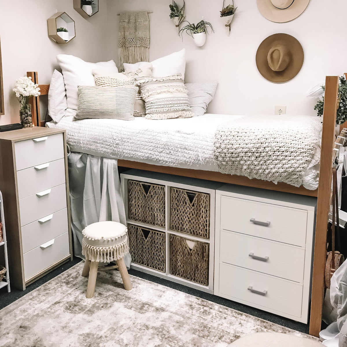 White 3 Drawer Dresser X654804